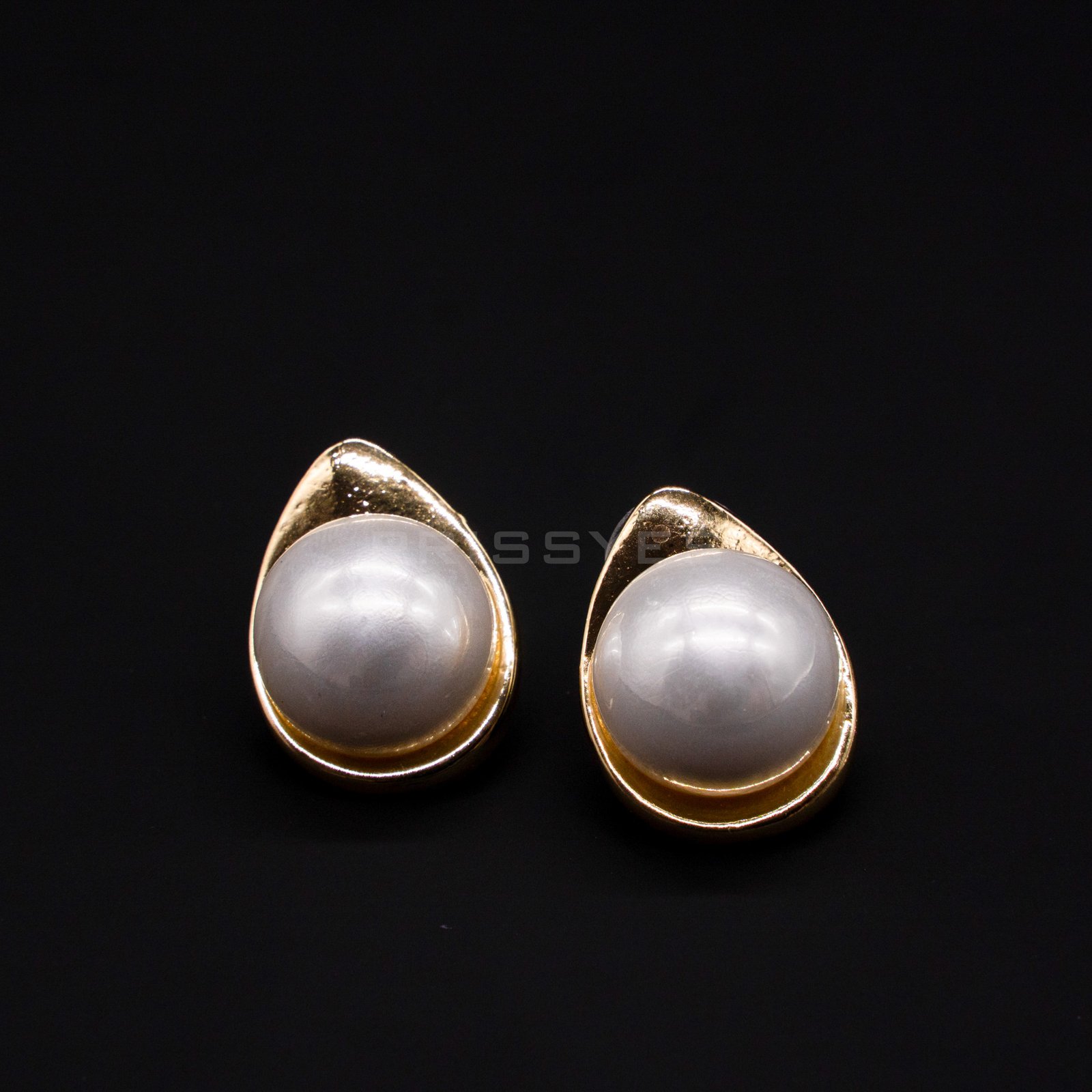 Big Pearl Gold Design Stud Earring